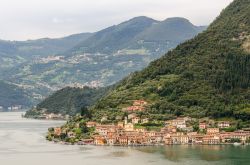 Panorama di Peschiera Maraglio, Lago d'Iseo. Una bella veduta di questo pittoresco borgo lombardo. Il centro storico si può visitare solo a piedi ammirandone così le strette ...