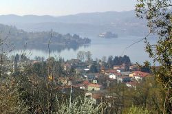 Il panorama di Pettenasco sul Lago d'Orta in Piemonte  - © Tracanzan - CC BY-SA 3.0, Wikipedia 