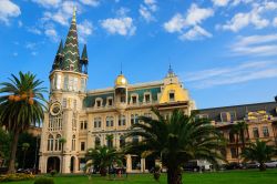 Panorama di Piazza Europa a Batumi, Georgia. E' circondata da bellissimi palazzi restaurati della belle epoque e da edifici nuovi in stile simile.



