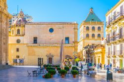 Panorama di Piazza Loggia nella città di Marsala, Sicilia. Nota oggi come Piazza della Repubblica, qui si trovano il duomo cittadino e il Palazzo VII Aprile.
