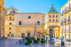 Panorama di Piazza Loggia nella città di Marsala, Sicilia. Nota oggi come Piazza della Repubblica, qui si trovano il duomo cittadino e il Palazzo VII Aprile.
