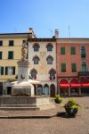 Panorama di Piazza Paolo Diacono a Cividale del Friuli, Udine, Italia. Questa graziosa piazzetta della cittadina friulana è intitolata al monaco, storico, poeta e scrittore longobardo ...