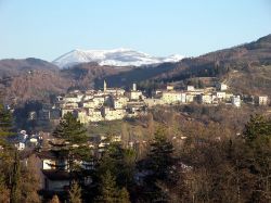 Panorama di Pietralunga in Umbria e il Monte Nerone sullo sfondo