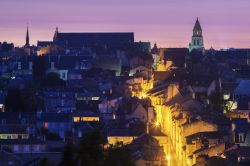 Panorama di Poitiers by night con la chiesa di Notre Dame la Grande, Francia.

