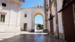 Panorama di Porta Santo Stefano nota come arco di Sant'Antonio a Martina Franca, Puglia. E' l'arco di trionfo nonché il simbolo del barocco martinese che introduce nel borgo ...