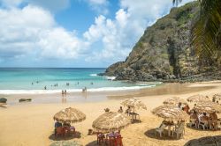 Panorama di praia do Cachorro a Vila dos Remedios, Fernando de Noronha, Brasile. Ottima per chi desidera fare snorkeling, questa spiaggia rocciosa è fra le più belle dell'isola ...