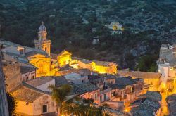 Panorama di Ragusa Ibla al tramonto, Sicilia, Italia. E' il quartiere cittadino famoso per l'architettura barocca di edifici signorili e luoghi di culto.



