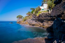 Panorama di Recco in una splendida giornata estiva con mare e cielo blu, Liguria, Italia. Un suggestivo tratto di costa di questo paese in provincia di Genova: la casa adagiata sulla scogliera ...