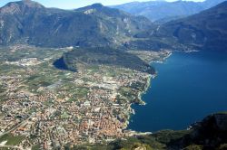 Panorama di Riva del Garda (Trentino Alto Adige) durante un'arrampicata - © 40386997 / Shutterstock.com