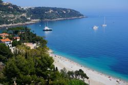 Panorama di Roquebrune-Cap-Martin e del mar Mediterraneo dal villaggio medievale fortificato, Costa Azzurra (Francia) - © EQRoy / Shutterstock.com