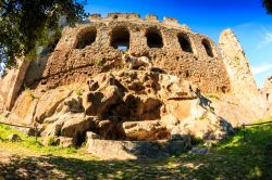 Panorama di alcune rovine nella riserva naturale di Monterano, Roma, Lazio. Questa suggestiva location è stata utilizzata per le riprese di numerosi film italiani e stranieri.
