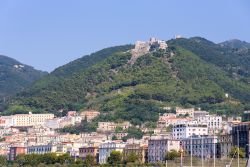 Panorama di Salerno e del Castello Arechi sulla collina