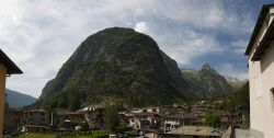 Panorama di San Martino in Val di Mello, Lombardia. Quest'importante luogo per le arrampicate inizia proprio nel villaggio di San Martino per poi conclduersi contro il Monte Disgrazia - Naeblys ...