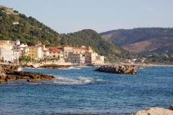 Panorama di Santa Maria di Castellabate, Campania, Italia. Una bella immagine degli edifici e del porto da pesca di questo territorio situato sulla costa del Cilento.




