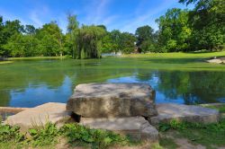 Panorama di Schiller Park nel villaggio tedesco a sud di Columbus, Ohio. Questa vasta area verde è il secondo parco più antico della città. La sua nascita risale infatti ...