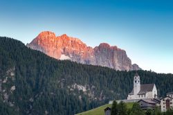 Panorama di Selva di Cadore, Veneto, con il picco della Civetta illuminato dal sole.


