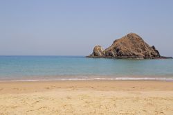 Panorama di Snoopy Island nell'Emirato di Fujairah (EAU). Quest'isolotto nel Golfo dell'Oman è circondato da acqua cristallina con coralli e pesci tropicali.
