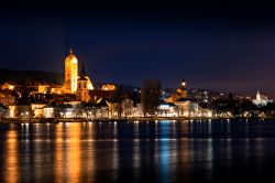 Panorama di Stein an der Donau by night (Austria). Siamo in uno dei distretti che costitutiscono la città danubiana di Krems nella valle della Wachau. 
