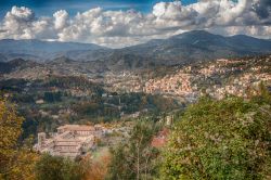 Un suggestivo panorama dall'alto di Subiaco e del monastero di Santa Scolatica a Subiaco, provincia di Viterbo, Lazio.
