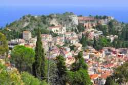 Panorama di Taormina, Sicilia. Fotografata dall'alto, con il mare e i resti del teatro greco sullo sfondo, Taormina appare in tutto il suo splendore.
