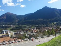 Panorama di Tione di Trento nelle Valli Giudicarie del Trentino - © Adert - CC BY-SA 4.0, Wikipedia