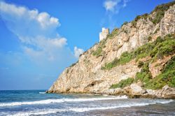 Panorama di Torre Fico a San Felice Circeo, provincia di Latina (Lazio). Nel 1809 questa torre venne parzialmente distrutta dai cannoni della flotta navale inglese e successivamente ricostruita.



 ...