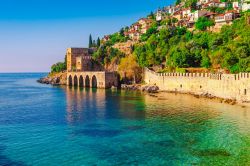 Panorama di un antico cantiere navale nei pressi della torre di Kizil Kule nella pensiola di Alanya, Turchia.

