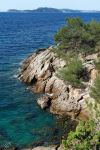 Panorama di un tratto di costa nel borgo marinaro di Le Pradet, Costa Azzurra (Francia).
