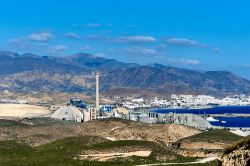 Panorama di una fabbrica di cemento a Carboneras, provincia di Almeria, Spagna.

