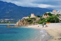 Panorama di una spiaggia a Propriano, Corsica. ...