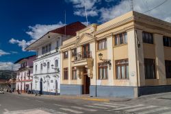 Panorama di una strada a Cajamarca, Perù. Case dalle facciate color pastello si affacciano su una via cittadina. Cajamarca è un'elegante metropoli coloniale adagiata in una ...