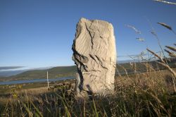 Panorama di Valentia Island con una grande pietra in primo piano, Irlanda.



