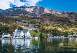 Panorama di Vitznau dal lago di Lucerna, Svizzera.
