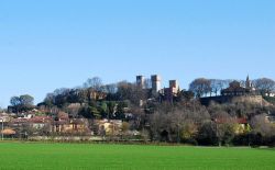 Il panorama del borgo di Volta Mantovana, comune tra le coline Moreniche del Garda in Lombardia - © Massimo Telò, CC BY-SA 3.0, Wikipedia