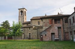 Panorama sugli edifici di Grazzano Visconti, Piacenza - Una suggestiva veduta delle abitazioni e della torre campanaria del borgo emiliano © Mi.Ti. / Shutterstock.com