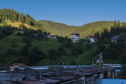 Panorama estivo della città di Chepelare, Bulgaria: siamo nella regione di Smolyan, 10 chilometri a nord del resort di Pamporovo.

