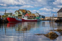 Panorama estivo delle case dei pescatori e del porto a Peggy's Cove, Nuova Scozia, Canada. Questa piccola comunità rurale si trova sulla sponda orientale della baia di St. Margarets.
 ...