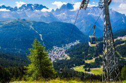 Panorama estivo di Madonna di Campiglio in Trentino ...