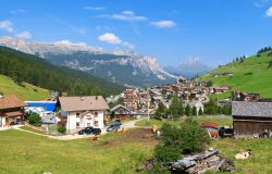 Panorama estivo di San Cassiano, villaggio alpino in Alta badia