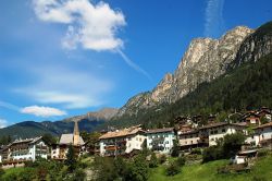 Panorama estivo di Tesero in Val di Fiemme (Trentino) - © Varus111 - CC BY 3.0, Wikipedia