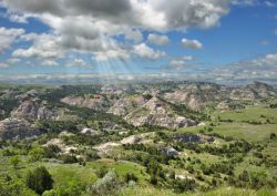 Panorama estivo sul Painted Canyon nel North Dakota, USA. Qui si possono ammirare le iconiche formazioni rocciose tondeggianti con le striature colorate.
