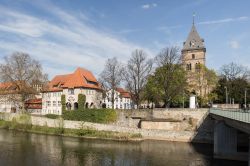 Panorama fluviale di Hameln, Germania. Questo bello scorcio panoramico ritrae alcune dimore e un edificio religiosio della città tedesca affacciati sulle acque del fiume Weser - © ...