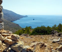 Il panorama su Hydra e il suo mare visto dalle rovine di Episkopi.