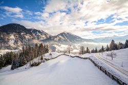 Panorama innevato con la valle di Gasteinertal nei pressi di Bad Gastein, Austria. La valle è conosciuta non solo per terme curative ma anche per essere un vero e proprio paradiso escursionistico ...