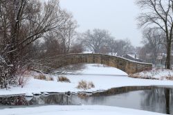 Panorama innevato con un ponte in mattoni nel Penney Park a Madison, capitale del Wisconsin (USA).

