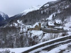 Panorama innevato del villaggio alpino di Vaujany, Francia. Il borgo, situato a 1250 metri sul livello del mare, si trova 55 km a est di Grenoble. Siamo al confine con la Savoia.
