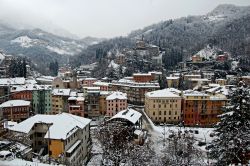 Panorama innevato della cittadina di Recoaro Terme, Veneto.
