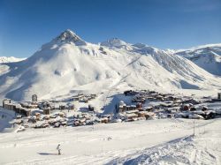 Panorama innevato della cittadina di Tignes, Savoia, Francia. Vista la presenza del ghiacciaio e l'altitudine elevata (le piste toccano quota 3450 metri), qui si può sciare tutto ...