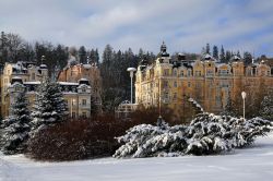 Panorama innevato della cittadina termale di Marianske Lazne, Repubblica Ceca.
