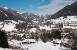 Panorama innevato dell'area sciistica di St. Oswald - Bad Kleinkircheim, Austria. Situata nel distretto di Spittal an der Drau, questa località è famosa per gli sport invernali ...